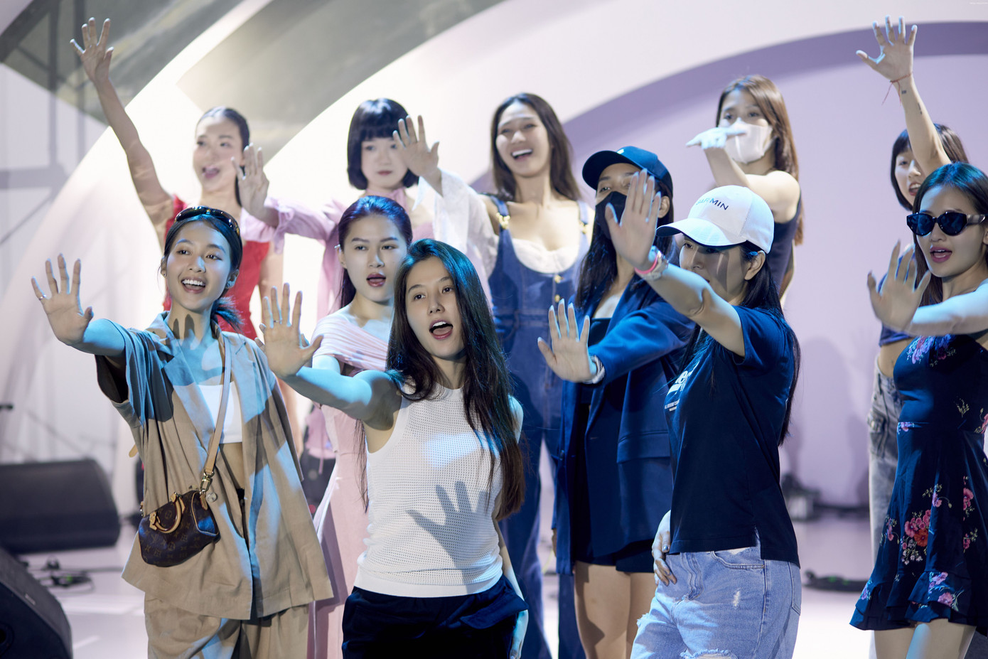 Hội bạn đình đám của nữ diễn viên tất bật cho công tác "debut". Hội bạn đình đám của nữ diễn viên tất bật cho công tác "debut".