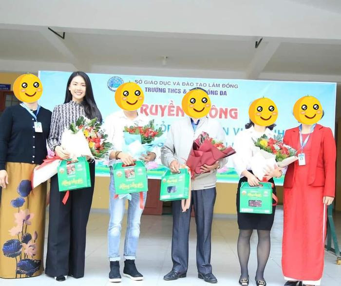 Hình ảnh giản dị của Quỳnh Hoa trong các hoạt động cộng đồng.