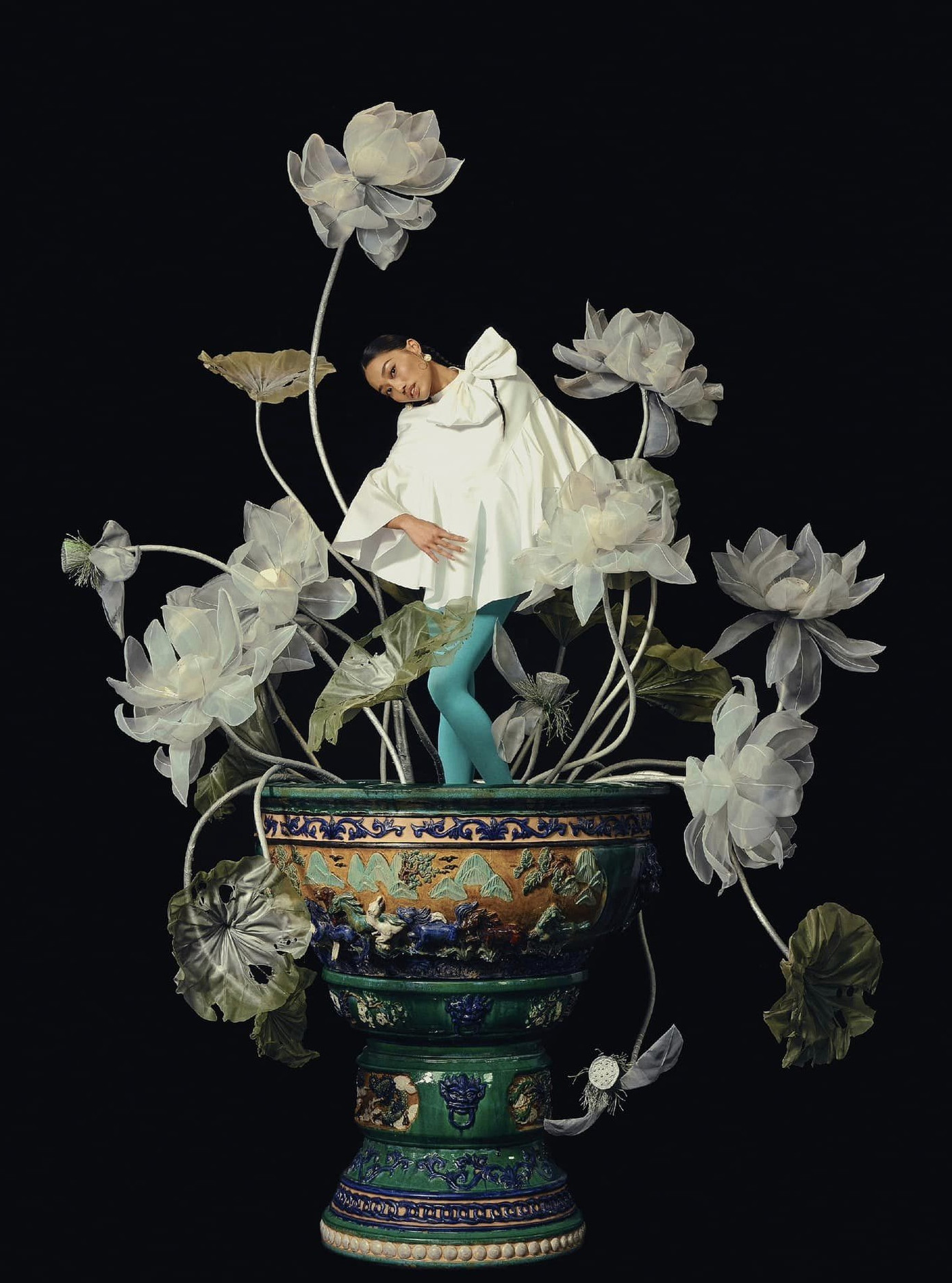 Vẻ đẹp đậm chất Á Đông của nữ người mẫu được khai thác triệt để.