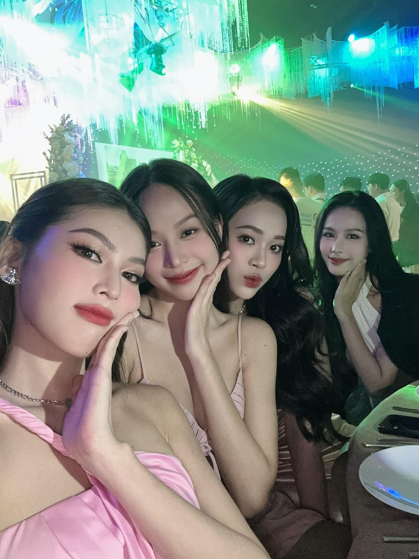 Á hậu Ngọc Hằng cùng dàn hậu khoe trọn visual ấn tượng.