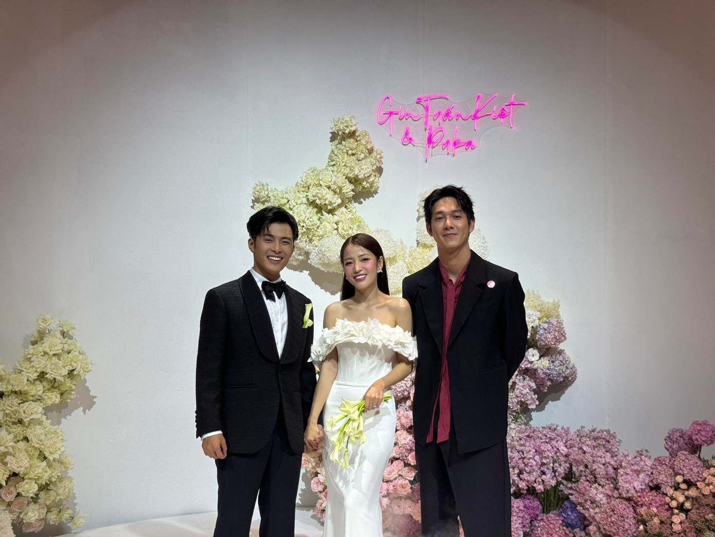 Nhan sắc "bất phân thắng bại" của Song Luân và chú rể.