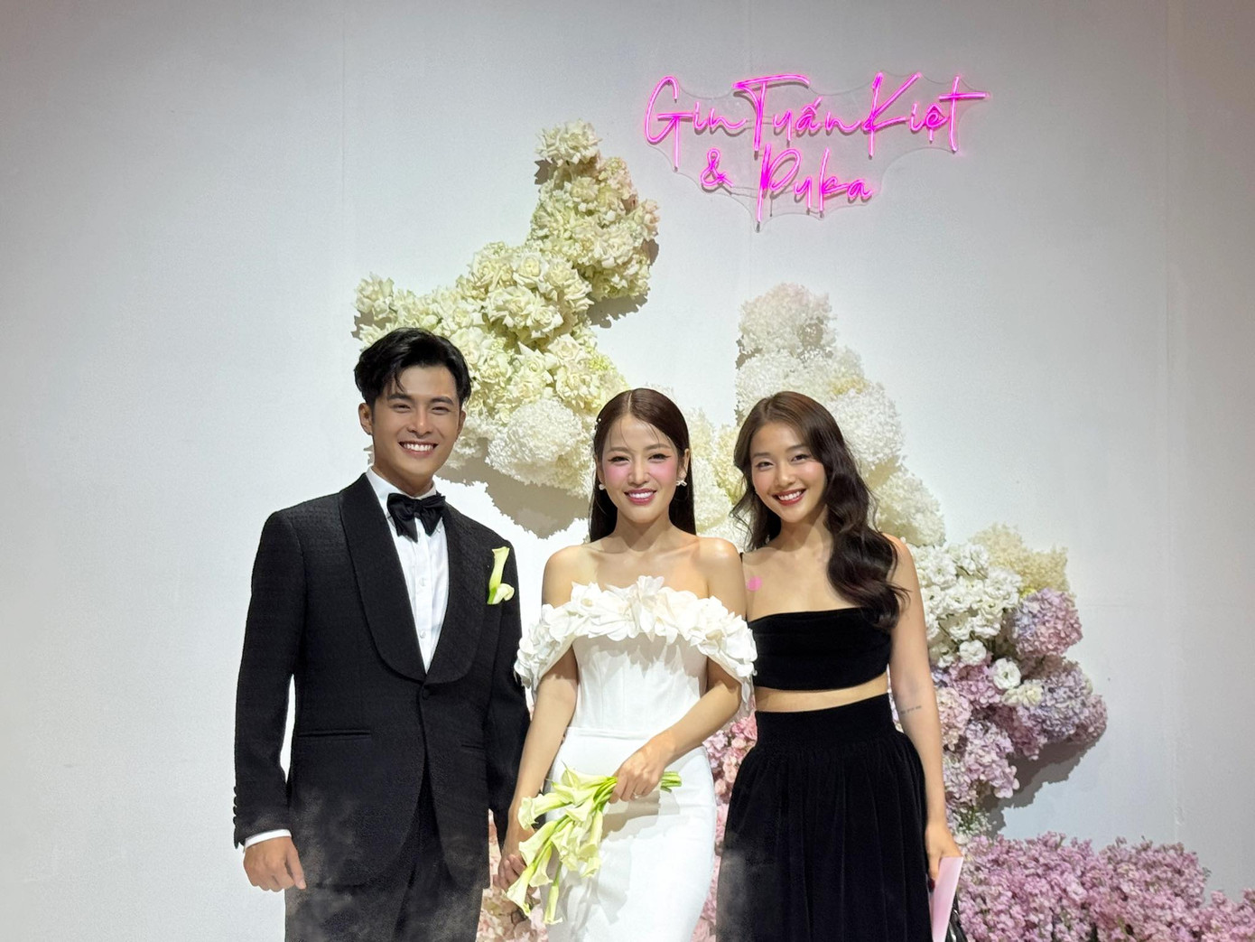 Khả Ngân diện váy đen đơn giản đến chúc mừng vợ chồng Puka.