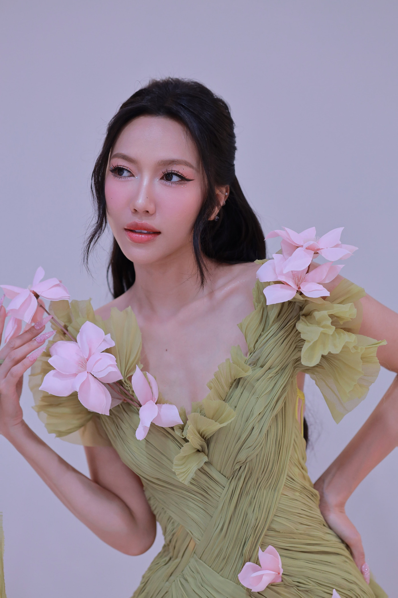 Diệu Nhi gây xôn xao khi tham gia một số chương trình "thuần" ca hát. Diệu Nhi gây xôn xao khi tham gia một số chương trình "thuần" ca hát.