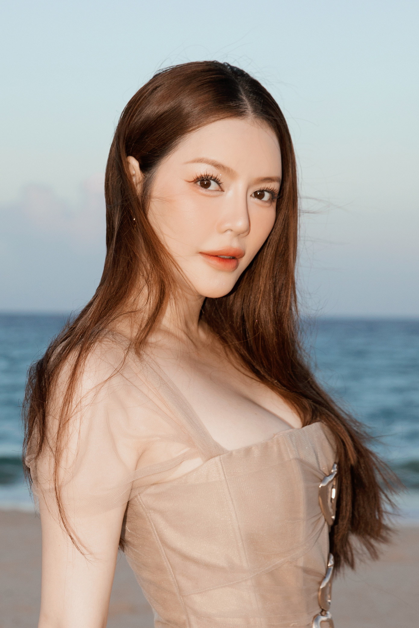 Lý Nhã Kỳ đẹp sắc sảo dù chọn phong cách make-up nhẹ nhàng. Lý Nhã Kỳ đẹp sắc sảo dù chọn phong cách make-up nhẹ nhàng.