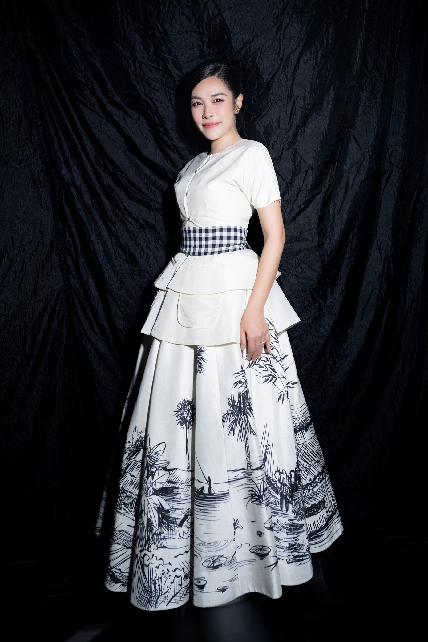 Nữ ca sĩ "ngầm" phủ nhận việc mang thai con thứ ba với mẫu váy ôm sát cơ thể. Nữ ca sĩ "ngầm" phủ nhận việc mang thai con thứ ba với mẫu váy ôm sát cơ thể.