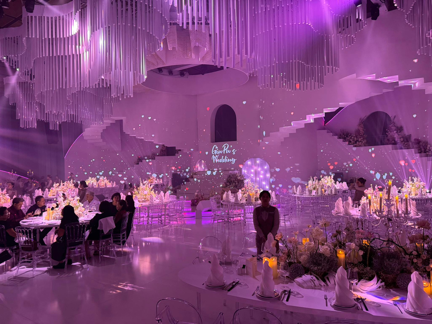 Tiệc cưới diễn ra trong không gian đầy ấm áp.