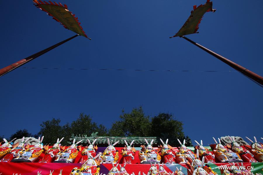 Những bức tượng bằng đất sét có mặt trong ngày rằm tháng tháng tại một ngôi chùa ở thủ đô Bắc Kinh, Trung Quốc. Tại đây, vào ngày rằm Trung Thu, nhiều đồ vật bằng đất được bày bán rất nhiều