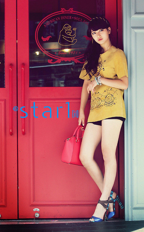 Dịu dàng nữ tính với xì tài váy xòe và tóc tết cùng khăn... Gợi cảm với quần short khoe chân thon... Đáng yêu nhưng vẫn cá tính với phong cách trang điểm tập trung vào đôi mắt... Năng động khi diện áo crop top với chân váy bút chì... Cổ điển gợi cảm với gam màu trầm.