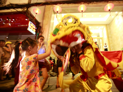 Trên phố Hàng Gai, một bé gái thích thú với màn múa Lân