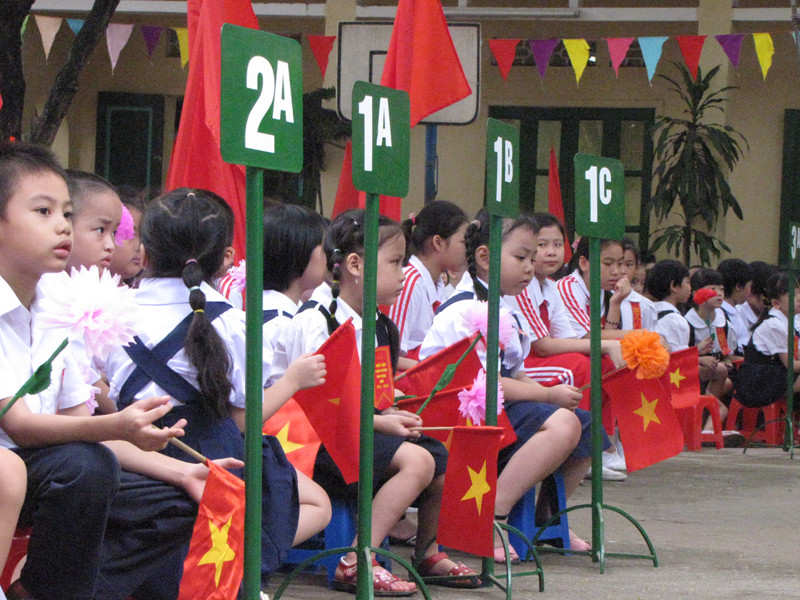 Những học sinh lớp 1 tỏ ra bẽn lẽn so với các anh chị lớp lớn hơn