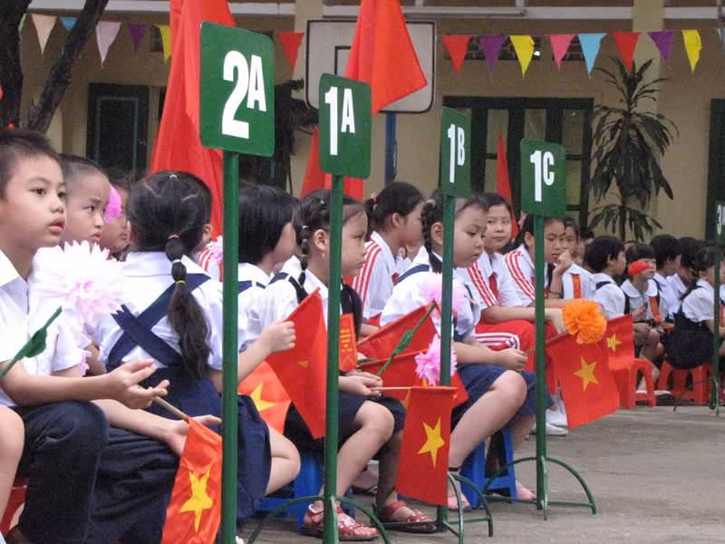 Những học sinh lớp 1 tỏ ra bẽn lẽn so với các anh chị lớp lớn hơn