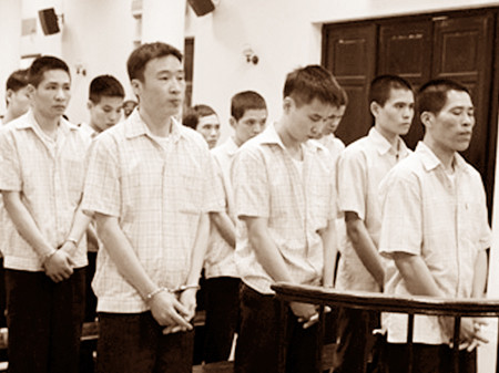 Nhóm trai làng hiếp dâm trẻ em.