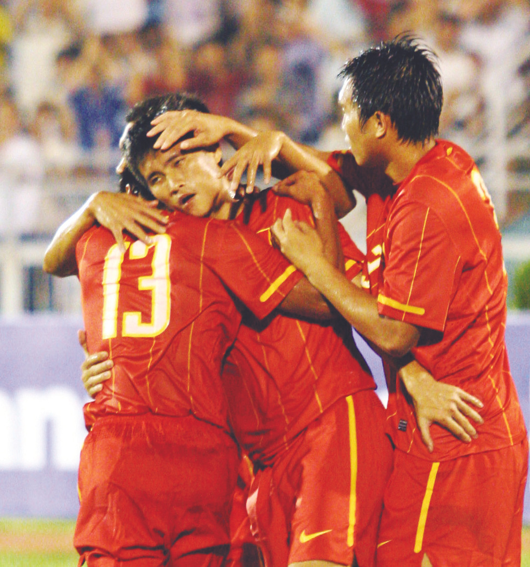 Công Vinh lập hat-trick. Ảnh: Tường Vũ . Công Vinh lập hat-trick Ảnh: Tường Vũ