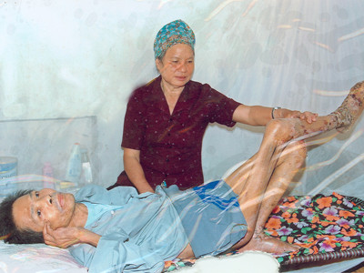 Bà Nhâm chăm sóc chồng