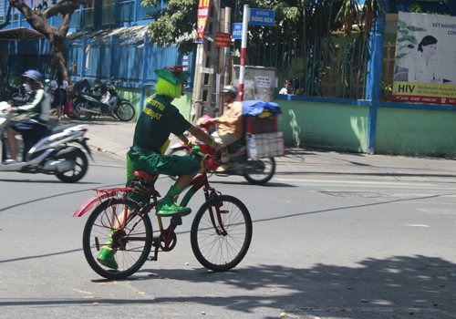 Mỗi ngày đi bán vé số ông kiếm được từ 250.000 - 300.000 đồng