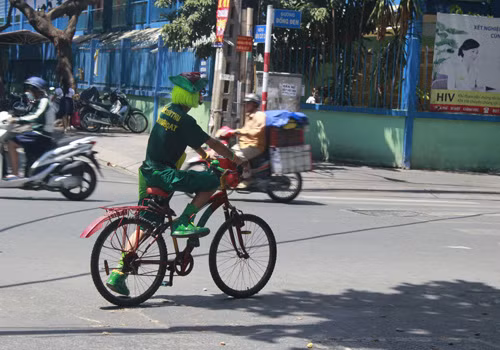 Mỗi ngày đi bán vé số ông kiếm được từ 250.000 - 300.000 đồng