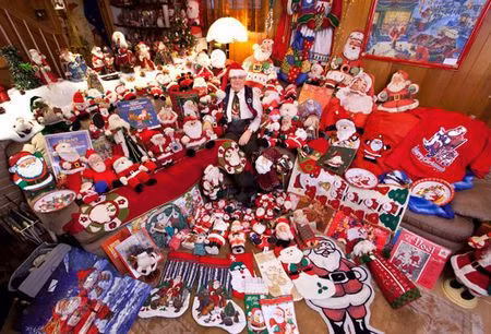 Jean-Guy Laquerre, ở Canada, sở hữu 25.104 thứ khác nhau liên quan tới ông già Noel tính tới ngày 30/111/2010. Ông đã bắt đầu sưu tập kể từ năm 1998 và bộ sưu tập của ông bao gồm 2.360 hình ông già Noel, 2.846 tấm thiệp từ 33 quốc gia và nhiều thứ khác