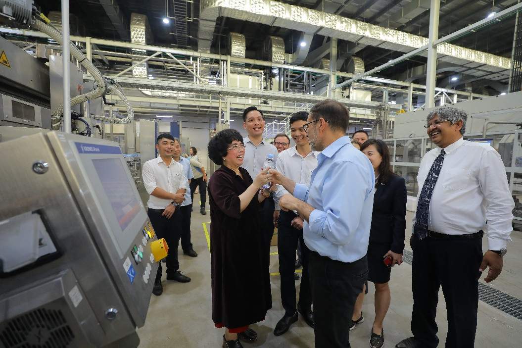 Đoàn đã dành trọn thời gian một ngày để thị sát, tìm hiểu về các dự án nông nghiệp công nghệ cao của Tập đoàn TH như cánh đồng ứng dụng công nghệ cao, trang trại chăn nuôi bò sữa, Nhà máy sữa tươi sạch TH... - Ảnh: TH Đoàn đã dành trọn thời gian một ngày để thị sát, tìm hiểu về các dự án nông nghiệp công nghệ cao của Tập đoàn TH như cánh đồng ứng dụng công nghệ cao, trang trại chăn nuôi bò sữa, Nhà máy sữa tươi sạch TH... - Ảnh: TH