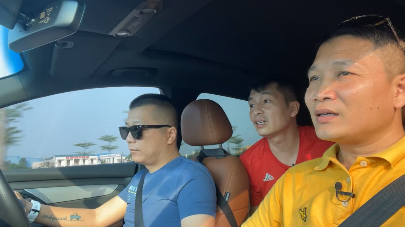 “Chiến đội” của anh Mạnh Thắng luân phiên cầm lái chiếc VF 8 Plus. (Ảnh: FBNV) “Chiến đội” của anh Mạnh Thắng luân phiên cầm lái chiếc VF 8 Plus. (Ảnh: FBNV)