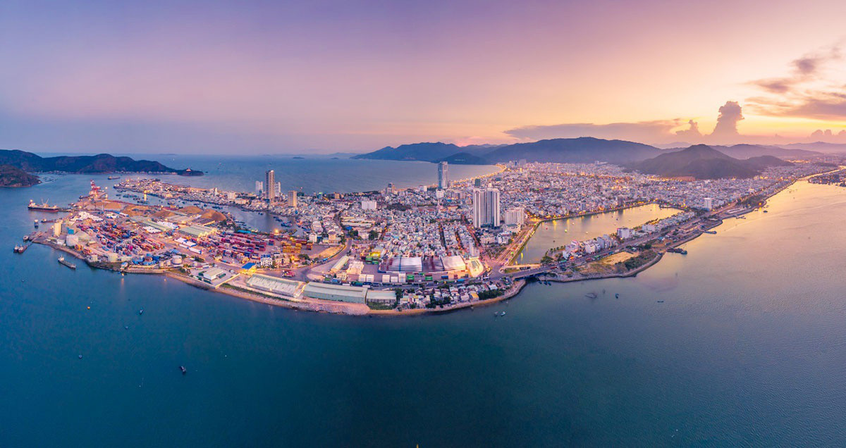 Với những lợi thế về cảnh quan thiên nhiên cùng hạ tầng được đầu tư đồng bộ, Quy Nhơn - Bình Định trở thành một trong những điểm đến hàng đầu miền Trung Với những lợi thế về cảnh quan thiên nhiên cùng hạ tầng được đầu tư đồng bộ, Quy Nhơn - Bình Định trở thành một trong những điểm đến hàng đầu miền Trung