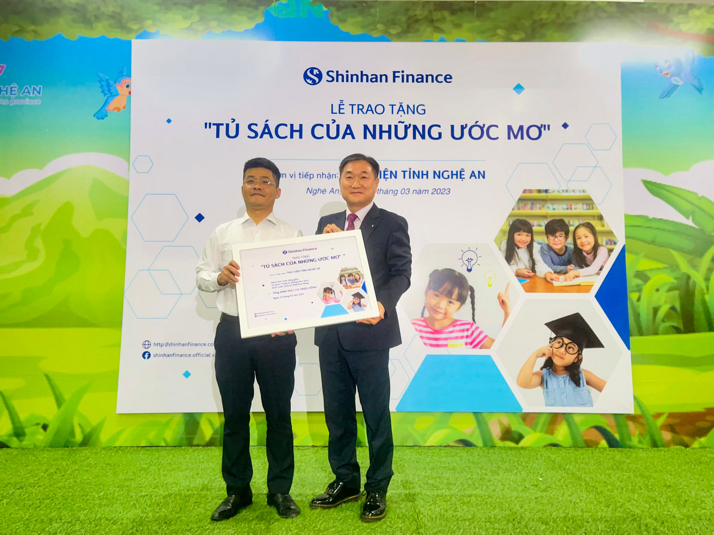 Ông Nguyễn Vinh Quang - Giám đốc Thư viện Nghệ An tiếp nhận Tủ sách của những ước mơ từ Shinhan Finance