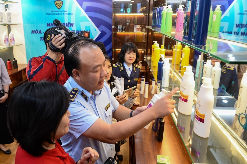 Ông Trần Hữu Linh, Tổng cục trưởng Tổng cục Quản lý thị trường hướng dẫn cách phân biệt mỹ phẩm thật và hàng vi phạm