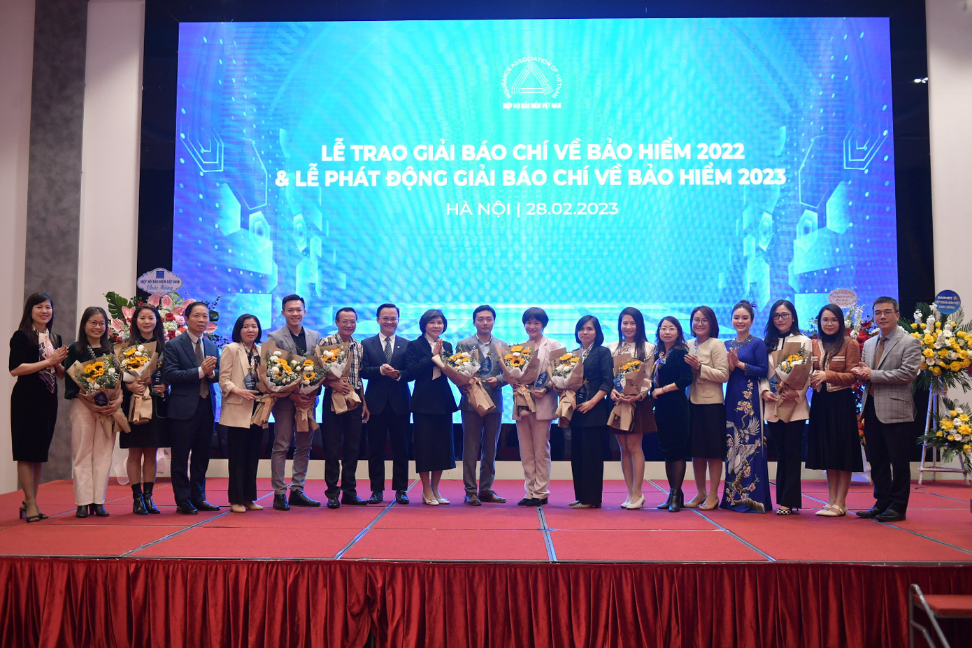 Các tác giả nhận giải thưởng báo chí bảo hiểm năm 2022