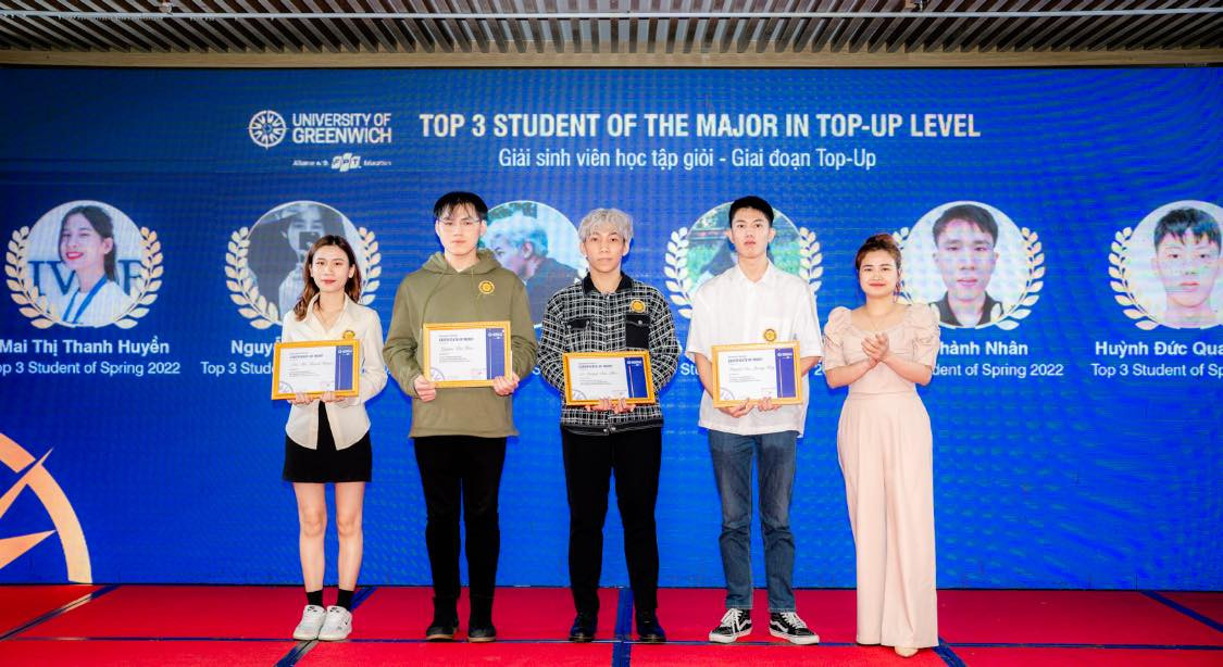 Mai Huyền (ngoài cùng bên trái) có thành tích học tập tốt và từng đạt Giải sinh viên học tập giỏi