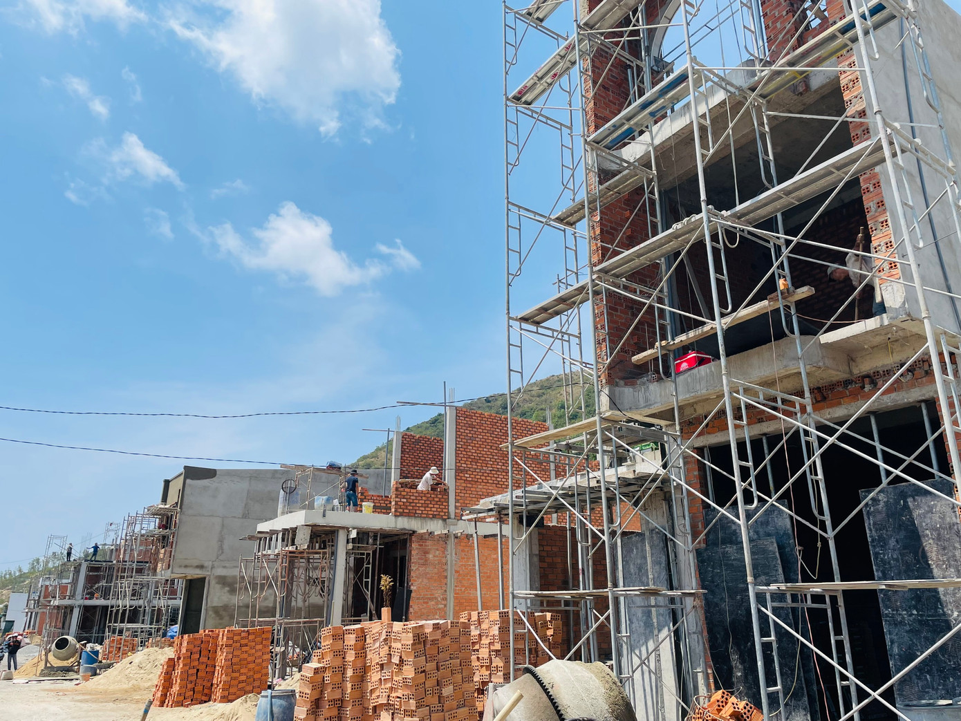 Các hộ dân tại khu vực tái định cư đang dần hoàn thiện nhà để ổn định cuộc sống