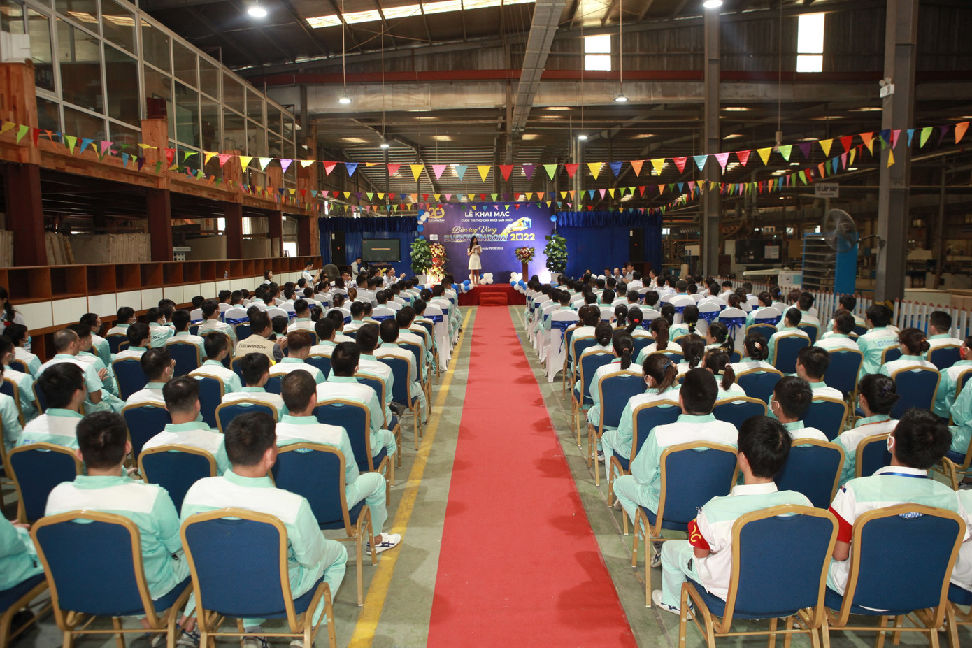 Cuộc thi “bàn tay vàng” khối sản xuất là chương trình được tổ chức thường niên tại Eurowindow nhằm tôn vinh những người thợ giỏi, có tay nghề chuyên môn tốt.