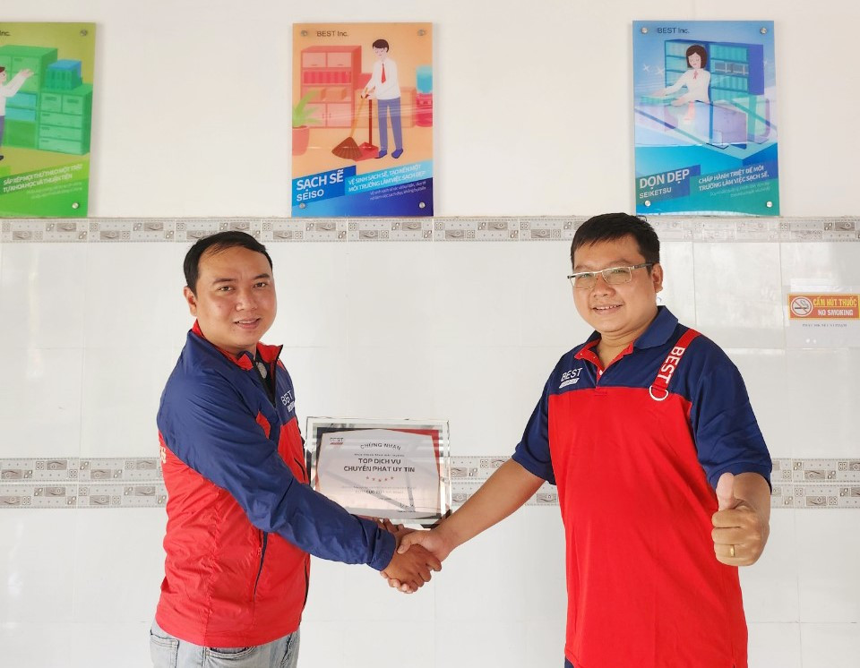 Bưu cục Cù Lao Minh nhận bằng khen cho nỗ lực tăng cường chất lượng dịch vụ