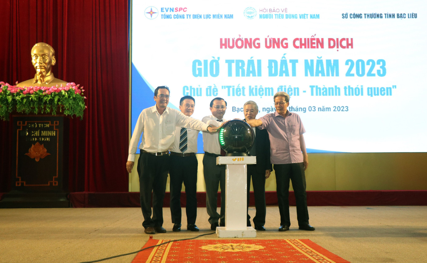 Lãnh đạo UBND tỉnh Bạc Liêu, Sở Công Thương, Tập đoàn Điện lực Việt Nam, Tổng công ty Điện lực Miền Nam cùng tham gia nhấn nút, hưởng ứng chiến dịch Giờ Trái đất năm 2023.