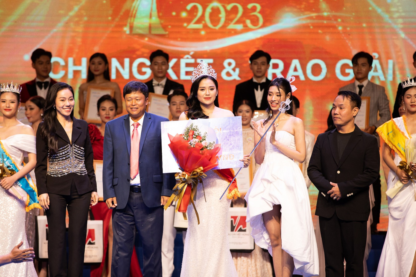 Nguyễn Thị Tuyết Nhung đăng quang ngôi vị cao nhất Miss HUTECH 2023