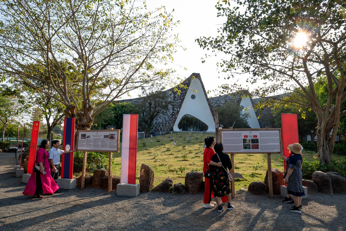 Du khách có thể tìm hiểu “vành đai cà phê” – không gian triển lãm bên ngoài Bảo tàng Thế giới Cà phê Du khách có thể tìm hiểu “vành đai cà phê” – không gian triển lãm bên ngoài Bảo tàng Thế giới Cà phê