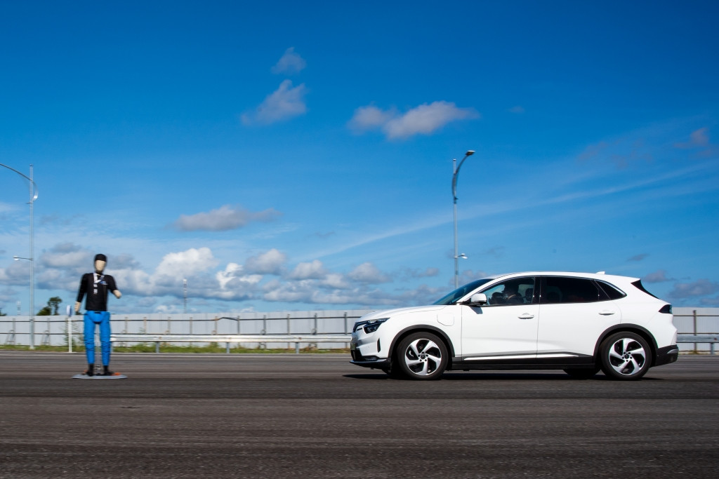 Theo nghiên cứu của IIHS, xe điện đảm bảo an toàn tốt hơn cho người lái trong trường hợp xảy ra va chạm nhờ lợi thế về trọng lượng, trang bị an toàn và tính năng trợ lái