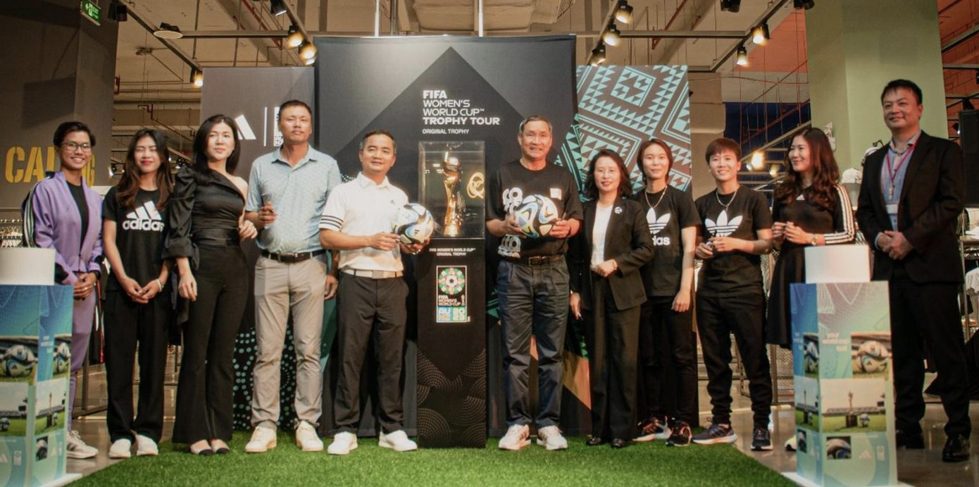 Cúp vàng Women’s World Cup 2023 được tiếp đón tại cửa hàng adidas Việt Nam trong hành trình Trophy Tour Cúp vàng Women’s World Cup 2023 được tiếp đón tại cửa hàng adidas Việt Nam trong hành trình Trophy Tour