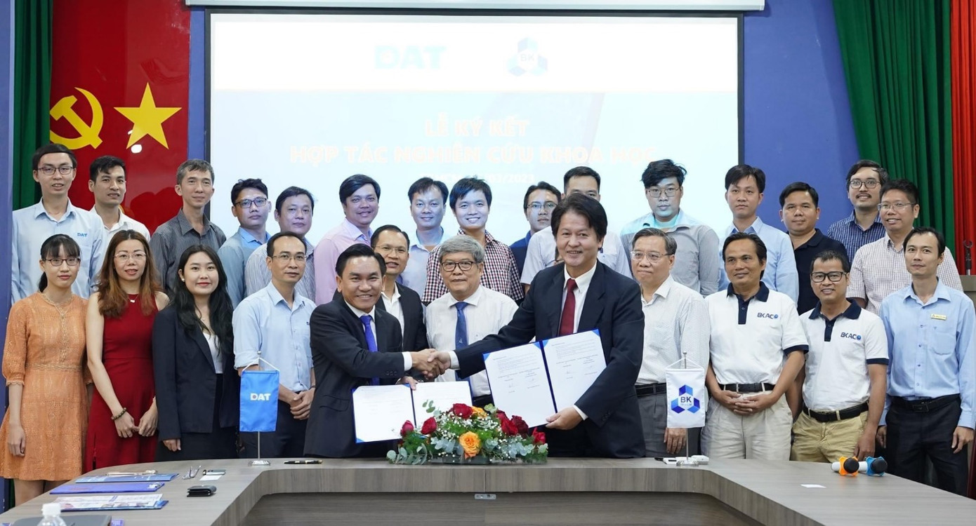 Ông Tiêu Văn Đạt – Tổng Giám đốc DAT Group và PGS.TS Nguyễn Hữu Lộc – Trưởng Khoa Cơ khí, Trường Đại học Bách Khoa ĐHQG TP.HCM ký biên bản ghi nhớ hợp tác