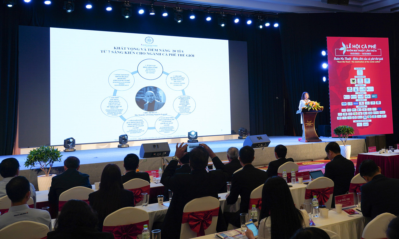 Khát vọng và tầm nhìn 20 tỷ USD cho ngành cà phê Việt Nam từ “7 sáng kiến cho ngành cà phê toàn cầu” của Chủ tịch Tập đoàn Trung Nguyên Legend Đặng Lê Nguyên Vũ tiếp tục được chia sẻ tại buổi họp báo Lễ hội Cà phê Buôn Ma Thuột lần thứ 8. Khát vọng và tầm nhìn 20 tỷ USD cho ngành cà phê Việt Nam từ “7 sáng kiến cho ngành cà phê toàn cầu” của Chủ tịch Tập đoàn Trung Nguyên Legend Đặng Lê Nguyên Vũ tiếp tục được chia sẻ tại buổi họp báo Lễ hội Cà phê Buôn Ma Thuột lần thứ 8.