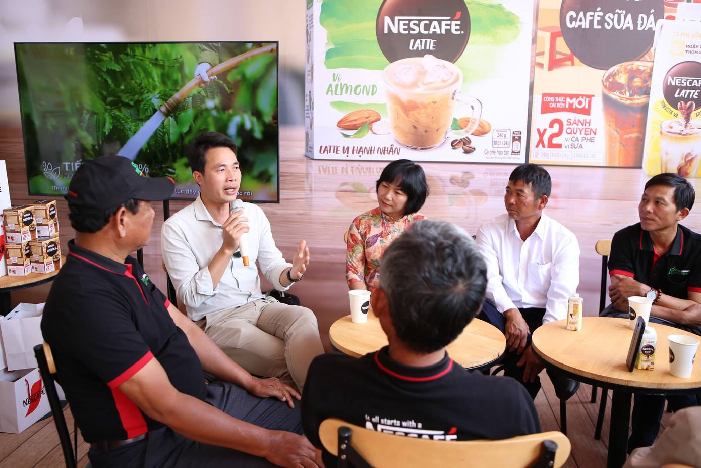 Lớp tập huấn với sự tham gia của chuyên gia từ Viện nghiên cứu WASI, chuyên gia Nông nghiệp Nestlé và nông dân trồng cà phê