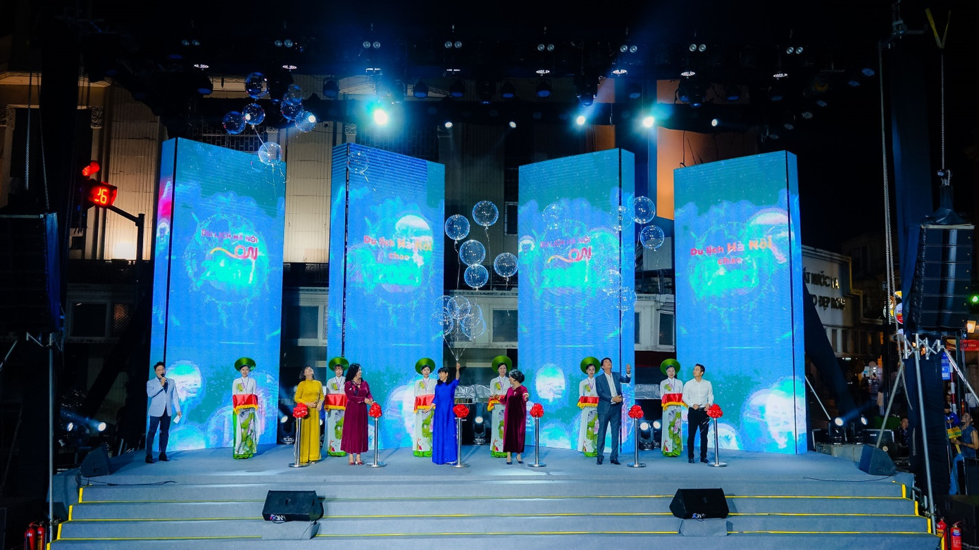 Các đại biểu thực hiện nghi thức thả bóng đặc biệt của chương trình