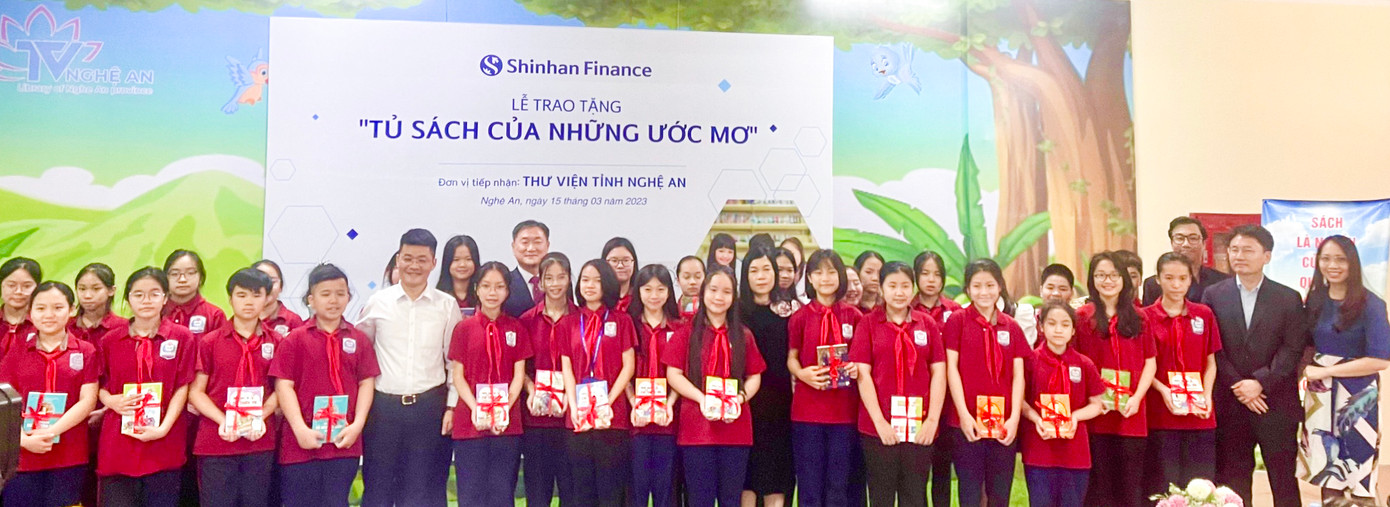 Ban Lãnh đạo Shinhan Finance, Đại diện Thư viện Nghệ An trao quà và chụp hình lưu niệm cho các em.