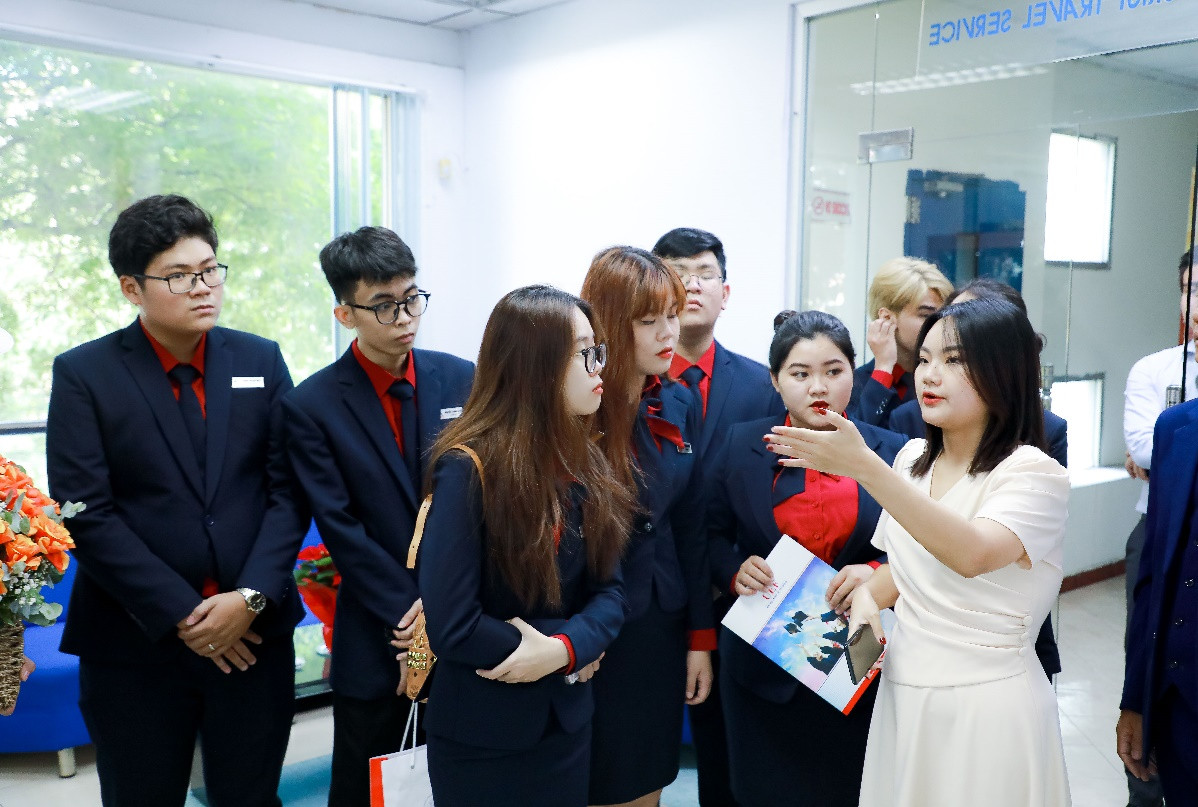 Sinh viên UEF tham gia kiến tập tại doanh nghiệp