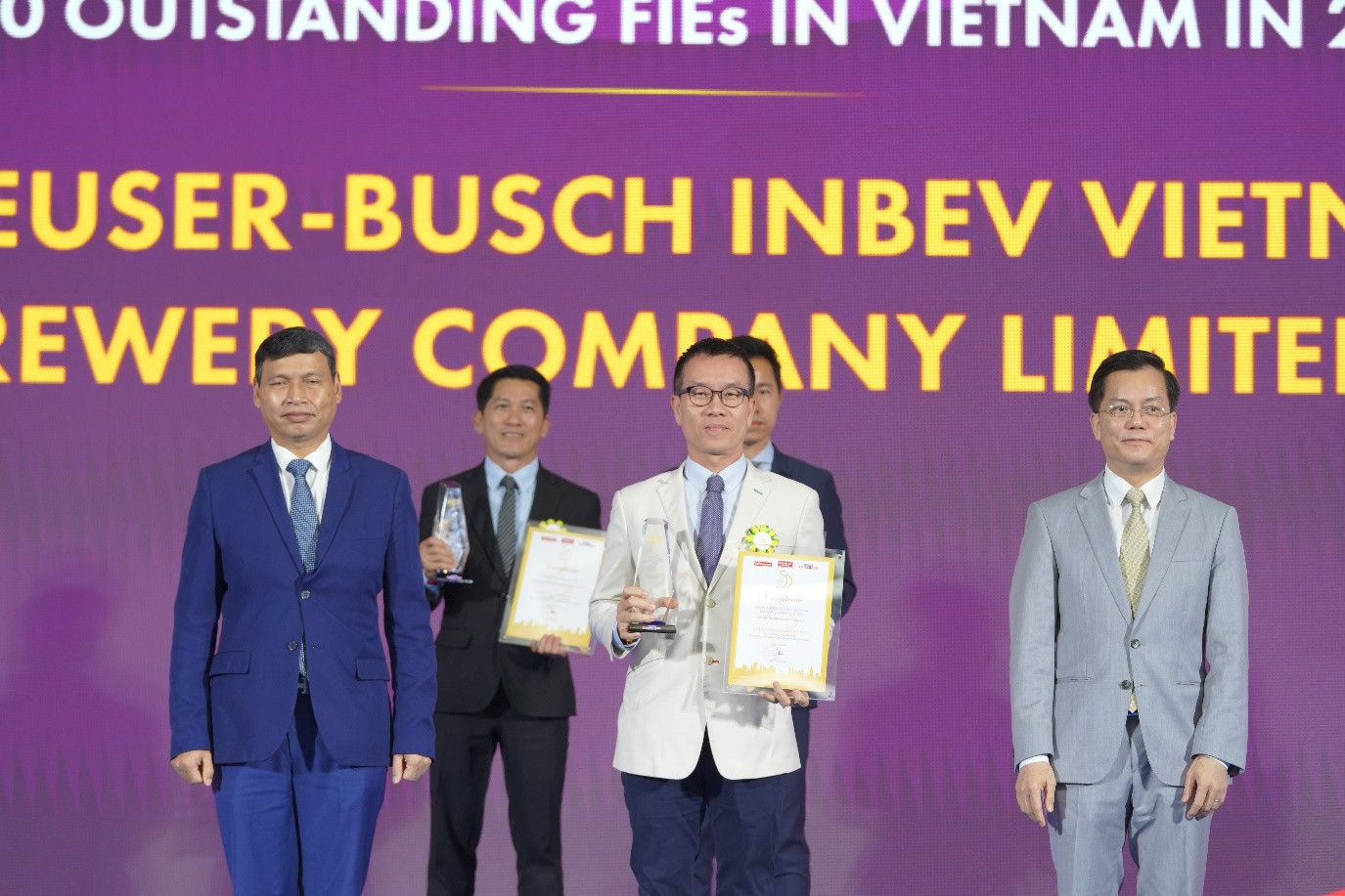 Ông Trương Văn Toàn – Giám đốc Pháp lý và Đối ngoại công ty TNHH Bia Anheuser-Busch InBev Việt Nam nhận giải thưởng Doanh Nghiệp dẫn đầu trong hành trình ESG trong chương trình Rồng Vàng năm 2023. Ông Trương Văn Toàn – Giám đốc Pháp lý và Đối ngoại công ty TNHH Bia Anheuser-Busch InBev Việt Nam nhận giải thưởng Doanh Nghiệp dẫn đầu trong hành trình ESG trong chương trình Rồng Vàng năm 2023.