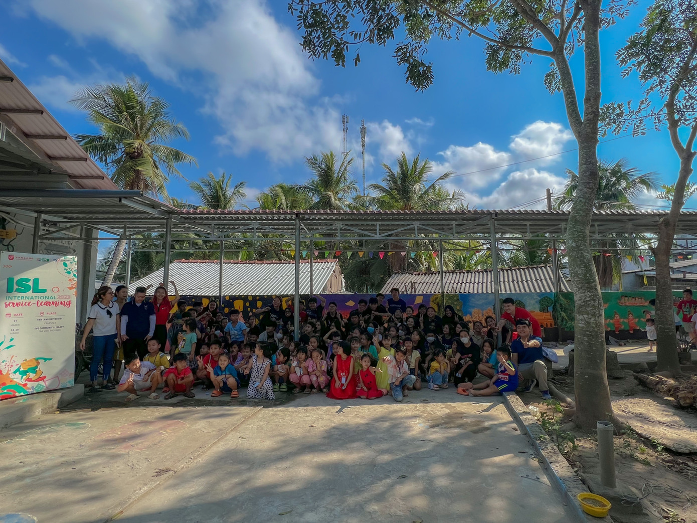 Sinh viên ngành Thiết kế Đồ họa chương trình đào tạo đặc biệt Trường Đại học Văn Lang và sinh viên trường Cao đẳng Bách khoa Nanyang Singapore cùng triển khai dự án vẽ tranh tường tại Thư viện cộng đồng EVG tỉnh Trà Vinh trong chuỗi hoạt động International Service-Learning.