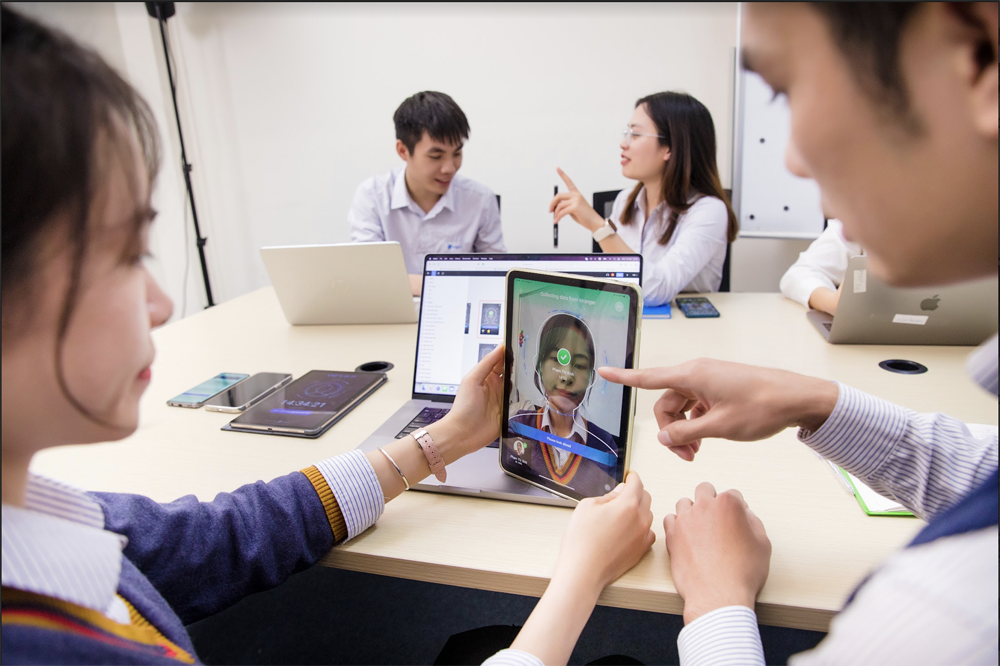 vnFace giúp người dùng hoàn thành thao tác chấm công, nhận diện chính xác đến 99,99% chỉ trong khoảng 1 giây