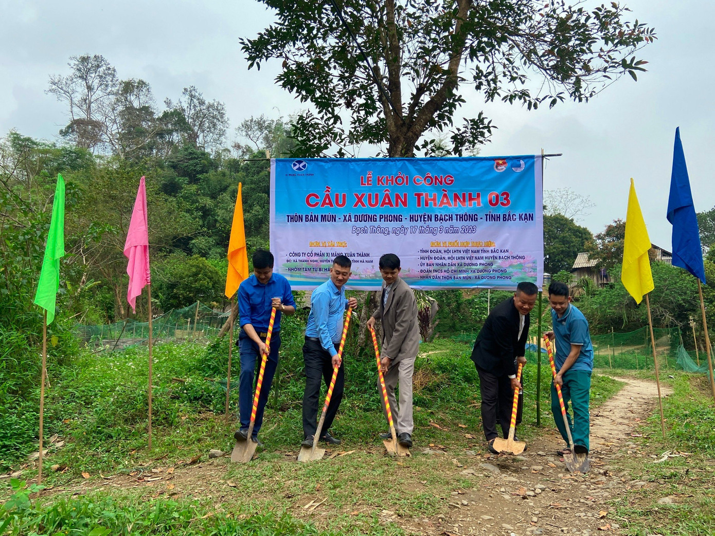 Đại diện Xi Măng Xuân Thành cùng lãnh đạo địa phương thực hiện nghi lễ khởi công xây dựng cầu Xuân Thành 3 tại thôn Bản Mún, xã Dương Phong (huyện Bạch Thông)