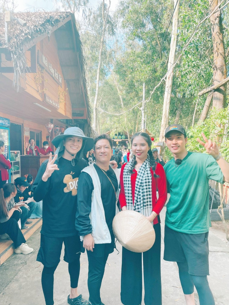 Nghệ sĩ hài Trường Giang, ca sĩ Ngô kiến Huy và rapperHieuThuHai tham quan Trà Sư Nghệ sĩ hài Trường Giang, ca sĩ Ngô kiến Huy và rapperHieuThuHai tham quan Trà Sư