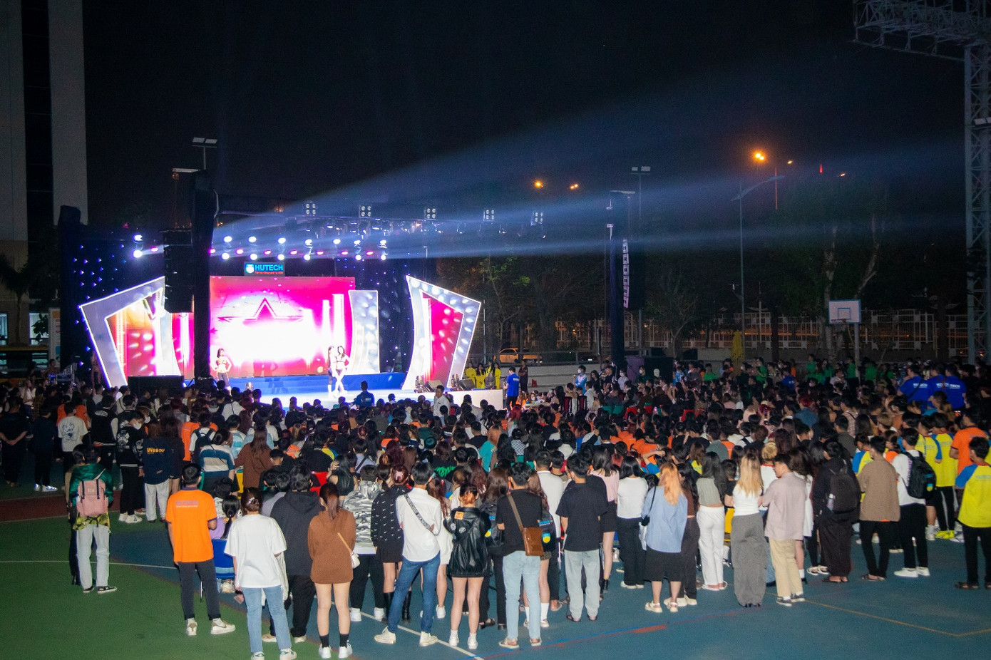 Diễn ra tại khuôn viên sân trường, đêm hội thu hút đông đảo sinh viên tham gia