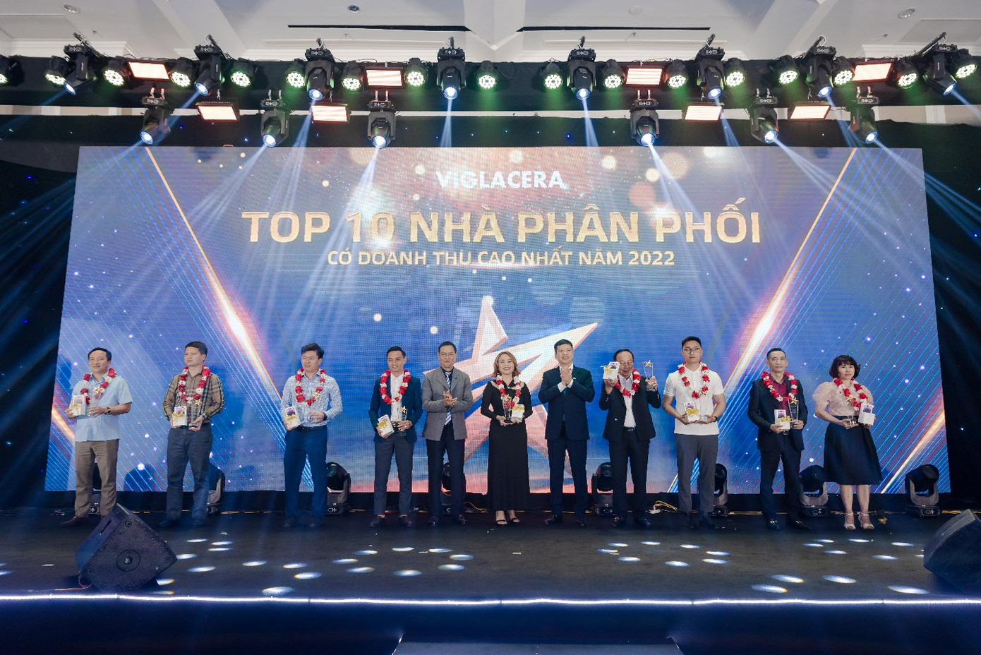 Ông Quách Hữu Thuận – Phó Tổng Giám đốc TCT Viglacera và ông Mai Xuân Đức – Chủ tịch HĐQT CTCP Kinh doanh gạch ốp lát Viglacera trao kỷ niệm chương và quà cho Top 10 Nhà phân phối có doanh thu cao nhất năm 2022 Ông Quách Hữu Thuận – Phó Tổng Giám đốc TCT Viglacera và ông Mai Xuân Đức – Chủ tịch HĐQT CTCP Kinh doanh gạch ốp lát Viglacera trao kỷ niệm chương và quà cho Top 10 Nhà phân phối có doanh thu cao nhất năm 2022