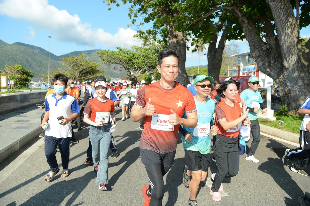 Ông Bennet Neo – Tổng giám đốc SABECO (giữa hình) trên đường chạy Tiền Phong Marathon lần thứ 63 (2022.